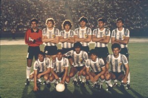 La foto del campeón. Parados: S. García, D. Sperandío, Carabelli, J.J.Rossi, J.Simón, H.Alves. Agachados: Barbas, Escudero, R.Díaz, Maradona y G.Calderón. Foto de El Gráfico.