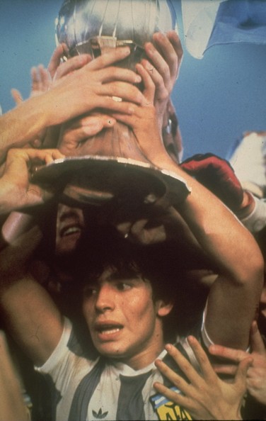Maradona y el festejo del título en Japón. Su primer título con la camiseta argentina.