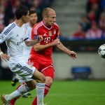 Di María y Robben pelean por la pelota. Foto de John McacDougall / AFP