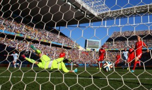 Di María prepara el remate que le dará el triunfo a la Argentina. Foto de Ronald Martinez/REMOTE/Getty Images South America / Vía Zimbio.