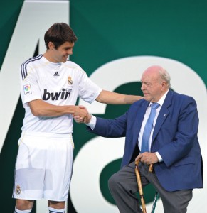 Di Stéfano, en junio de 2009, durante la presentación de Kaká en Real Madrid. Foto de Denis Doyle/Getty Images Europe / Vía Zimbio.
