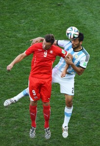 Ezequiel Garay sacó todo por arriba y fue la figura. Foto de Matthias Hangst/Getty Images South America / Vía Zimbio