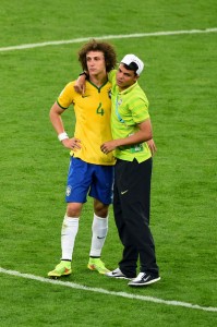  David Luiz y Thiago Silva, que no jugó, retratan la tristeza de Brasil por una paliza legendaria. Foto de Jamie McDonald/Getty Images South America / Vía Zimbio