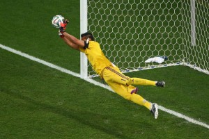 Sergio Romero tapa el penal de Sneijder y se viste de figura en la definición 