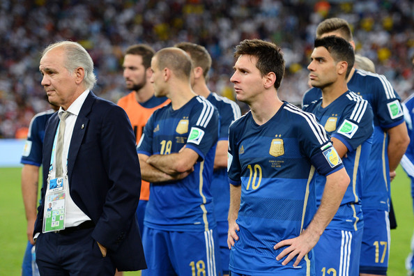 Los rostros de Sabella y Messi retratan la frustración argentina tras la derrota contra Alemania. Foto de Jamie McDonald/Getty Images South America / Vía Zimbio
