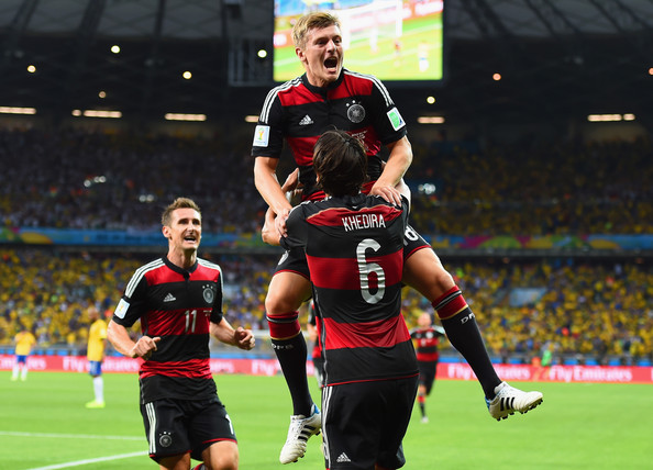 Kroos festeja su primer gol, el tercero de Alemania en el histórico triunfo contra Brasil. Khedira y Klose se suman al grito. Foto de Buda Mendes/Getty Images South America / Vía Zimbio