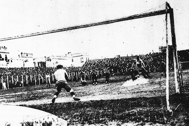 El penal pateado por Varallo que provocó la polémica en el primer Boca-River del profesionalismo. Foto de La Nación.