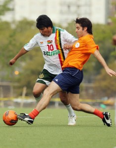 Evo Morales se dio el gusto de jugar con Maradona y le entregó un premio a Messi.