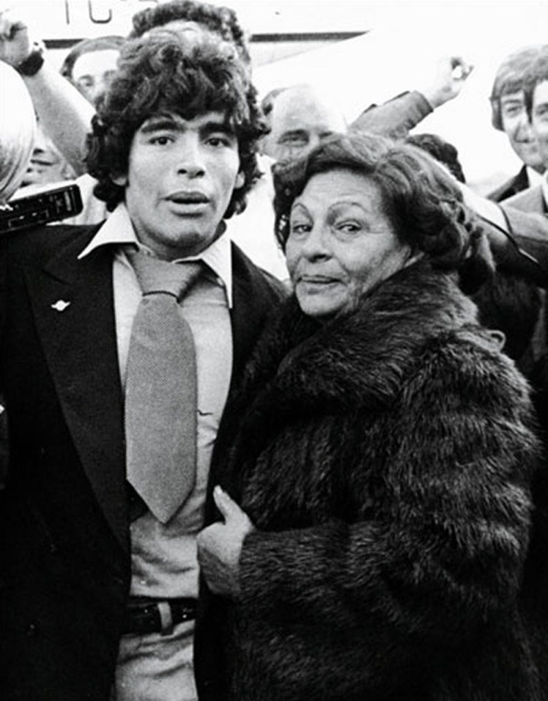 Maradona y Doña Tota, en 1979, al regreso de Japón. El Diez se había consagrado campeón del mundo con el seleccionado juvenil.