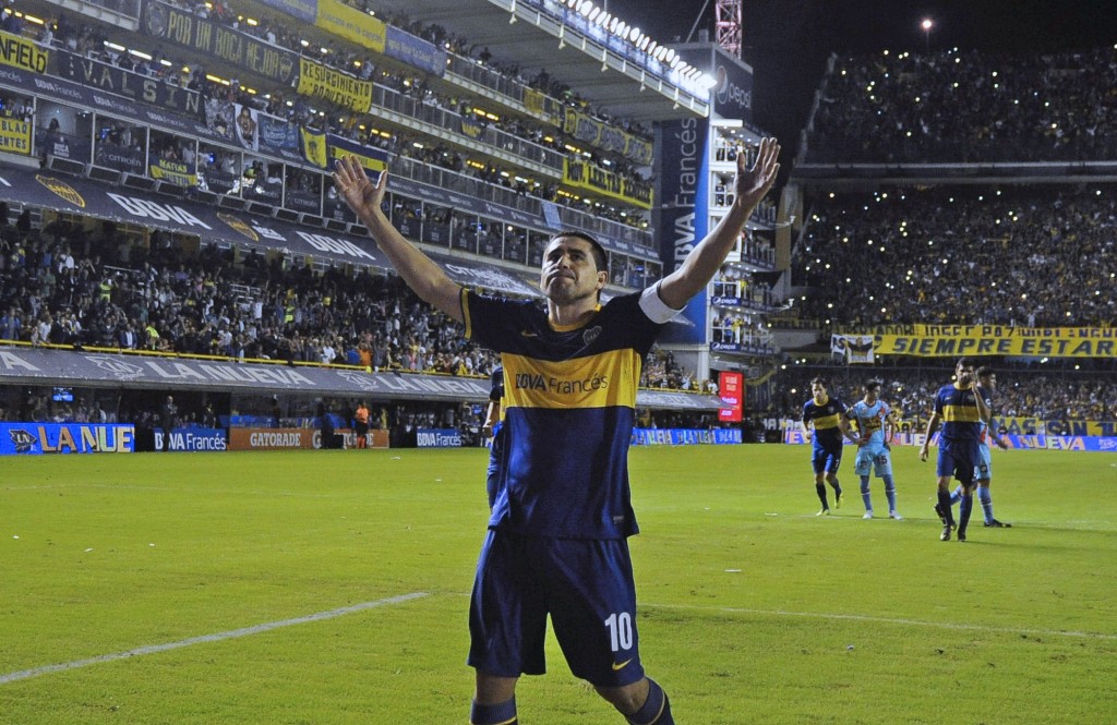 Riquelme y su gol contra Arsenal, en uno de sus últimos festejos en Boca. Lo ovacionan en la Bombonera. Foto de Norberto Mosteirin / Agencia de noticias NA