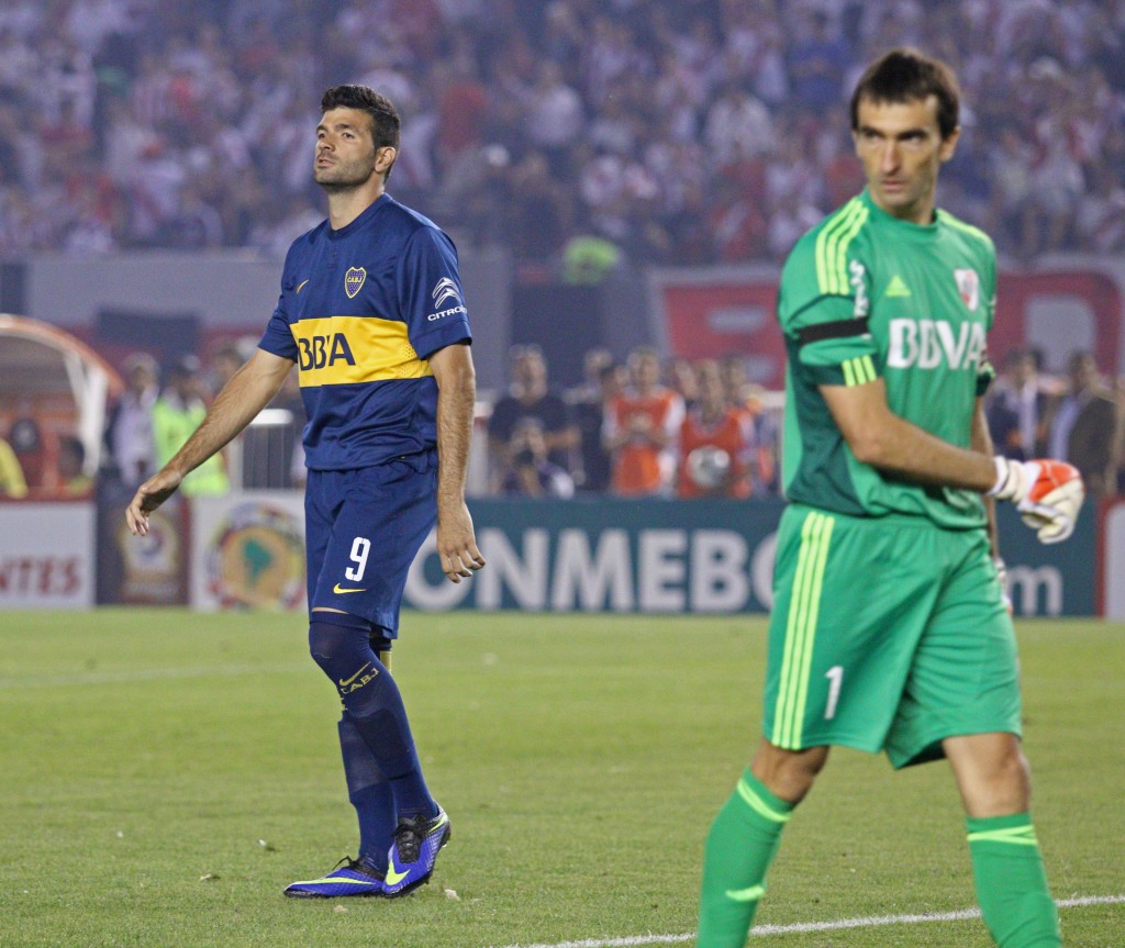 Barovero acaba de taparle e penal a Gigliotti. Ahí se definió el partido. Foto de Marcelo Capece / Agencia NA.