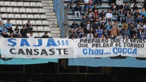 Las banderas contra Saja y Cocca, después de la derrota contra Independiente.