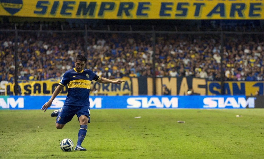 La mirada en la pelota y la pose perfecta antes de patear el tiro libro retratan la clase de Riquelme. Foto de Mariano Sánchez / Agencia de Noticias NA.