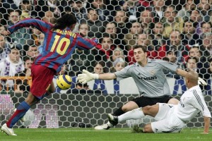 Ronaldinho ya le dio destino de red a la pelota y festeja su primer gol; el segundo de Barcelona en el Bernabéu.