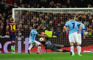 Un momento clave del partido: Ter Stegen le tapa el penal al Kun Agüero. Foto de David Ramos / Getty Images Europe / Vía Zimbio