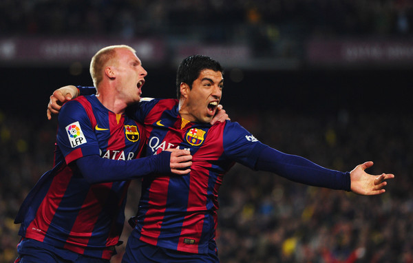 Jeremy Mattieu festeja el primer gol de Barcelona con Luis Suárez, que firmó la victoria en la segunda parte. Foto Alex Caparros / Getty Images Europe / Vía Zimbio.