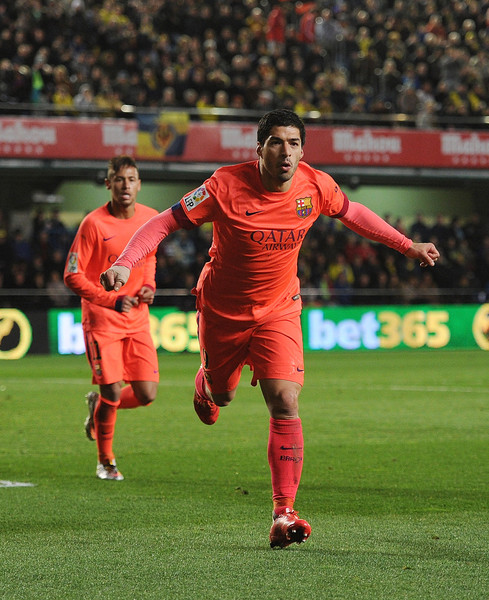 Luis Suárez está intratable en el área y demuestra su poder de fuego en la red. Foto de Denis Doyle / Getty Images Europe / Vía Zimbio
