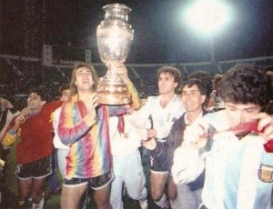 Batistuta, con el buzo de Higuita, levanta la Copa América luego del triunfo ante Colombia.