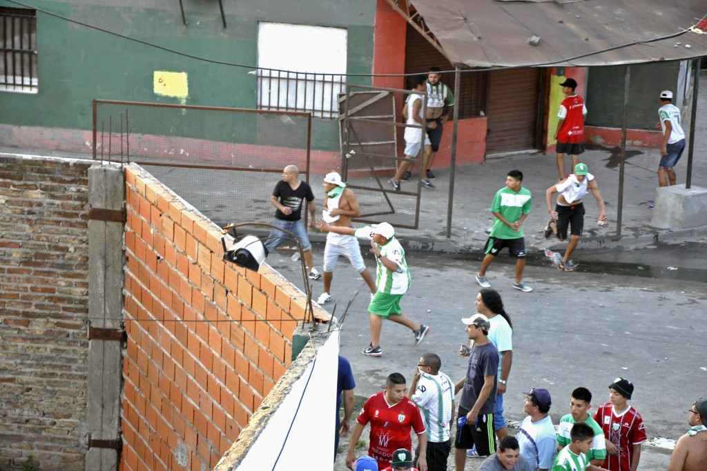 En marzo de este año, la barrabrava de Laferrere se enfrentó con la policía bonaerense y provocó graves incidentes. Foto de Diario Popular.