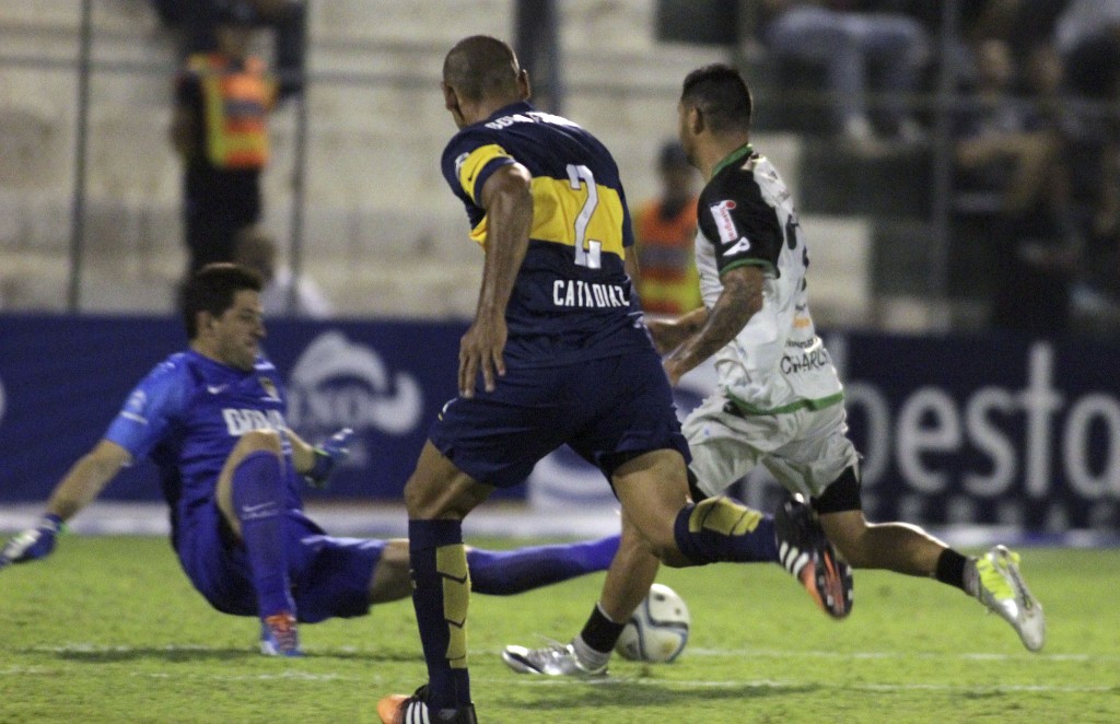 La foto en la que Agustín Orión, sin mala intención, le provocó una doble fracturua a Carlos Bueno. Foto de Delfo Rodríguez / Agencia NA