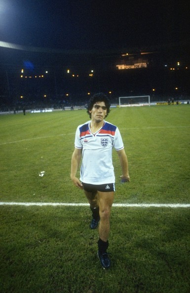 Maradona, con la camiseta de Kevin Keegan, después de la derrota en Wembley. La revancha llegaría en México, con golazo incluido.