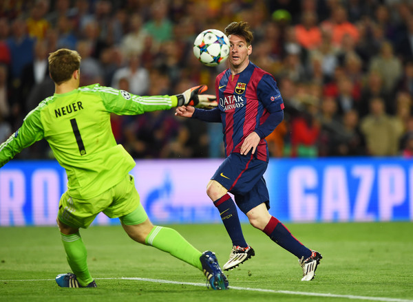 Messi queda mano a mano con Neuer y suelta una definición deliciosa. Es segundo gol, y el segundo de Barcelona. Foto de : Shaun Botterill/Getty Images Europe / Vía Zimbio