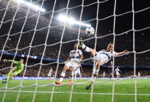 Nada puede hacer Rafinha para frenar la pelota. La poesía de Messi ya es gol y todo el Camp Noy lo festeja. Foto de Shaun Botterill / Getty Images Europe / Vía Zimbio