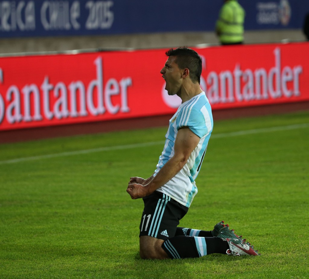 Agüero festeja su gol contra Paraguay en la Copa América. El delantero ratificó su sana costumbre ante este rival. Foto de José Brusco / Agencia NA.