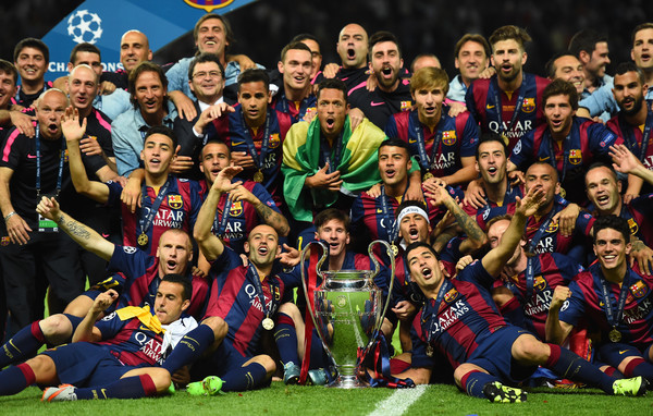 La Orejona en el medio, y a su lado, toda la satisfacción de los jugadores del Barcelona. Los dueños de la Champions. Foto de Laurence Griffiths / Getty Images Europe / Vía Zimbio