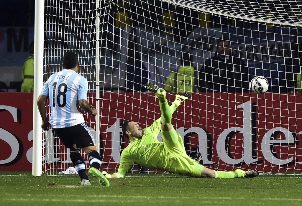 La pelota viaja a la red y Tevez le da la Selección el pase a las semis de lla Copa América. Es tiempo de revancha. Foto de Luis Acosta / Agencia AFP