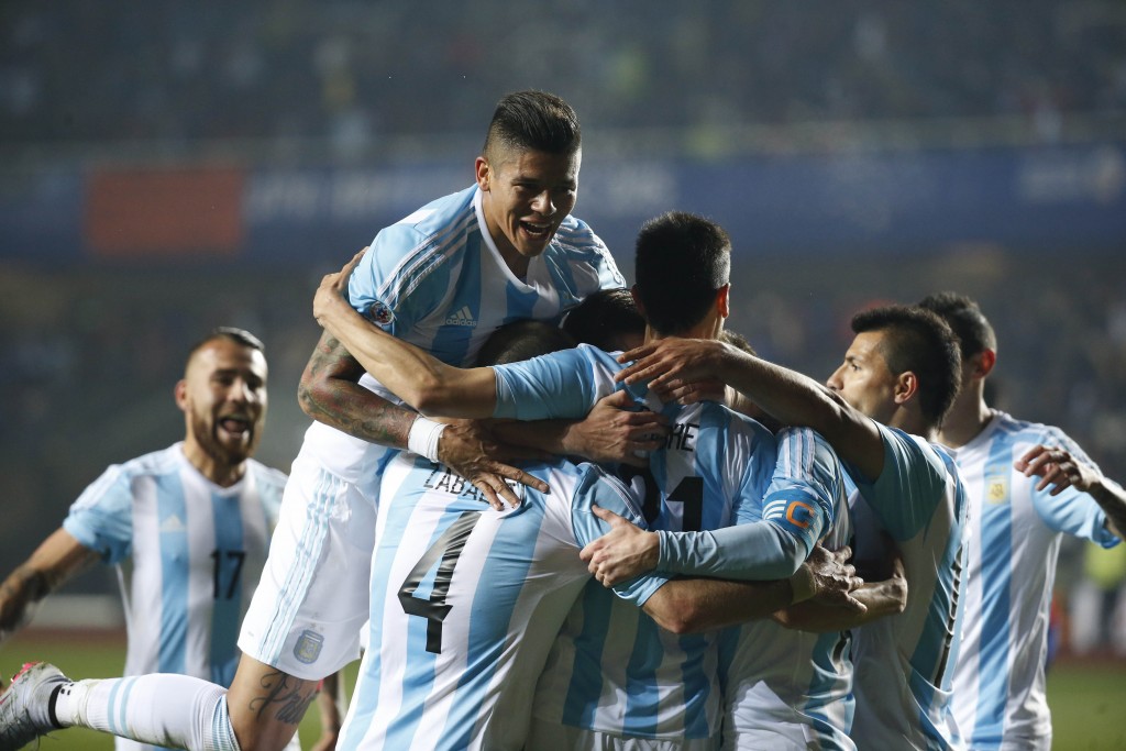 Todos los abrazos son para Javier Pastore, autor del segundo gol de la Selección, después de una jugada colectiva de alto vuelo. Foto de José Brusco / Agencia NA