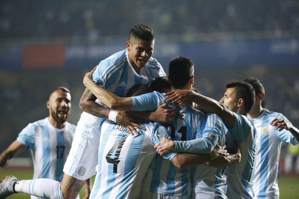 Todos los abrazos son para Javier Pastore, autor del segundo gol de la Selección, después de una jugada colectiva de alto vuelo.  Foto de José Brusco / Agencia NA