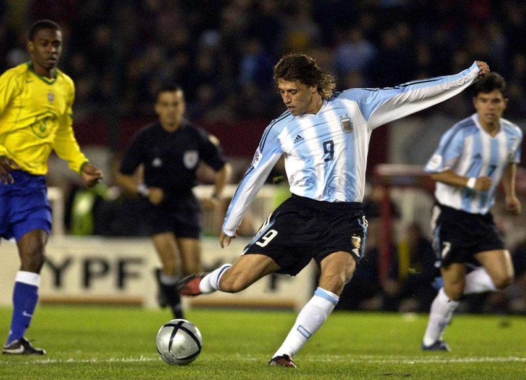 Crespo saca el derechazo para convertir su primer gol contra Brasil. Foto de Juan Mabromata / Agencia AFP