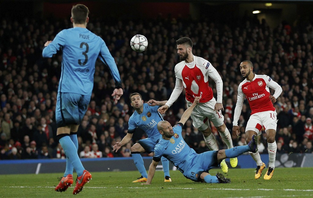 Mascherano y Jordi Alba dejan todo para quedarse con la pelota ante el francés Giroud. Foto de Adrian Dennis / Agencia AFP / Vía NA