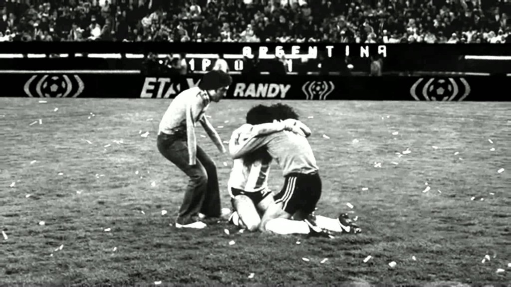 El Pato Fillol, Tarantini y Víctor Dell'Aquila protagonizan El Abrazo del Alma, la foto legendaria tomada por Ricardo Alfieri.