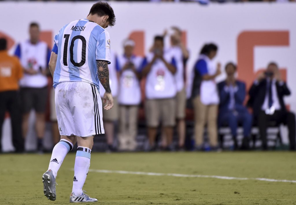 Messi acaba de fallar su penal contra Chile. Empieza la película que terminará con su renuncia a la Selección. Foto de Nelson Almeida / Agencia AFP.
