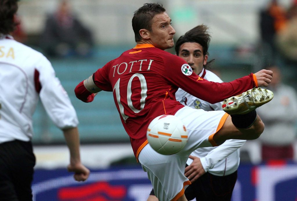 Todo el talento de Totti retratado en una imagen de 2007, año del gol contra Milan que provocó el texto de Enric González. Foto de la agencia AFP.